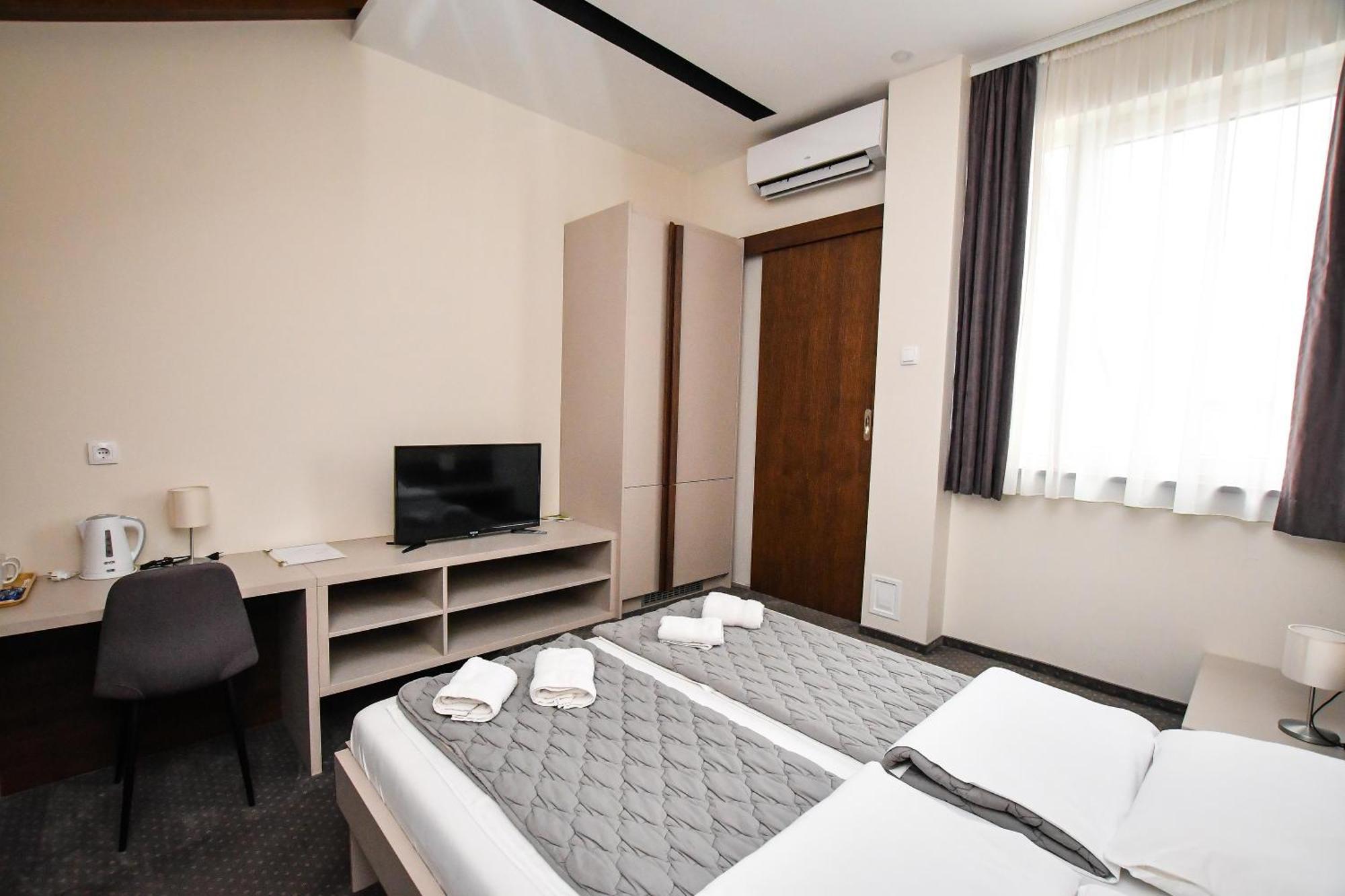 Atrijum Apartments And Rooms クラドヴォ エクステリア 写真