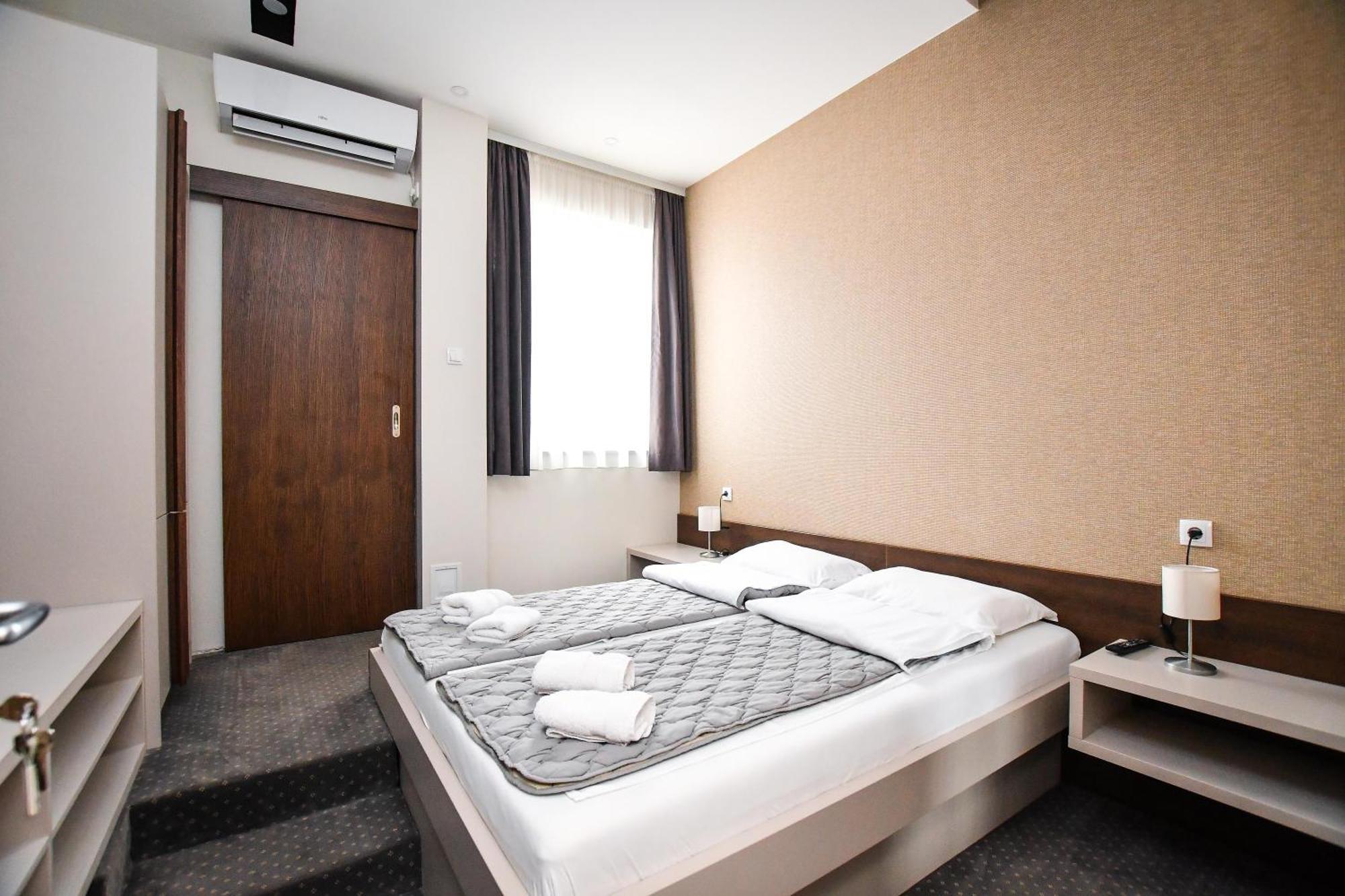 Atrijum Apartments And Rooms クラドヴォ エクステリア 写真