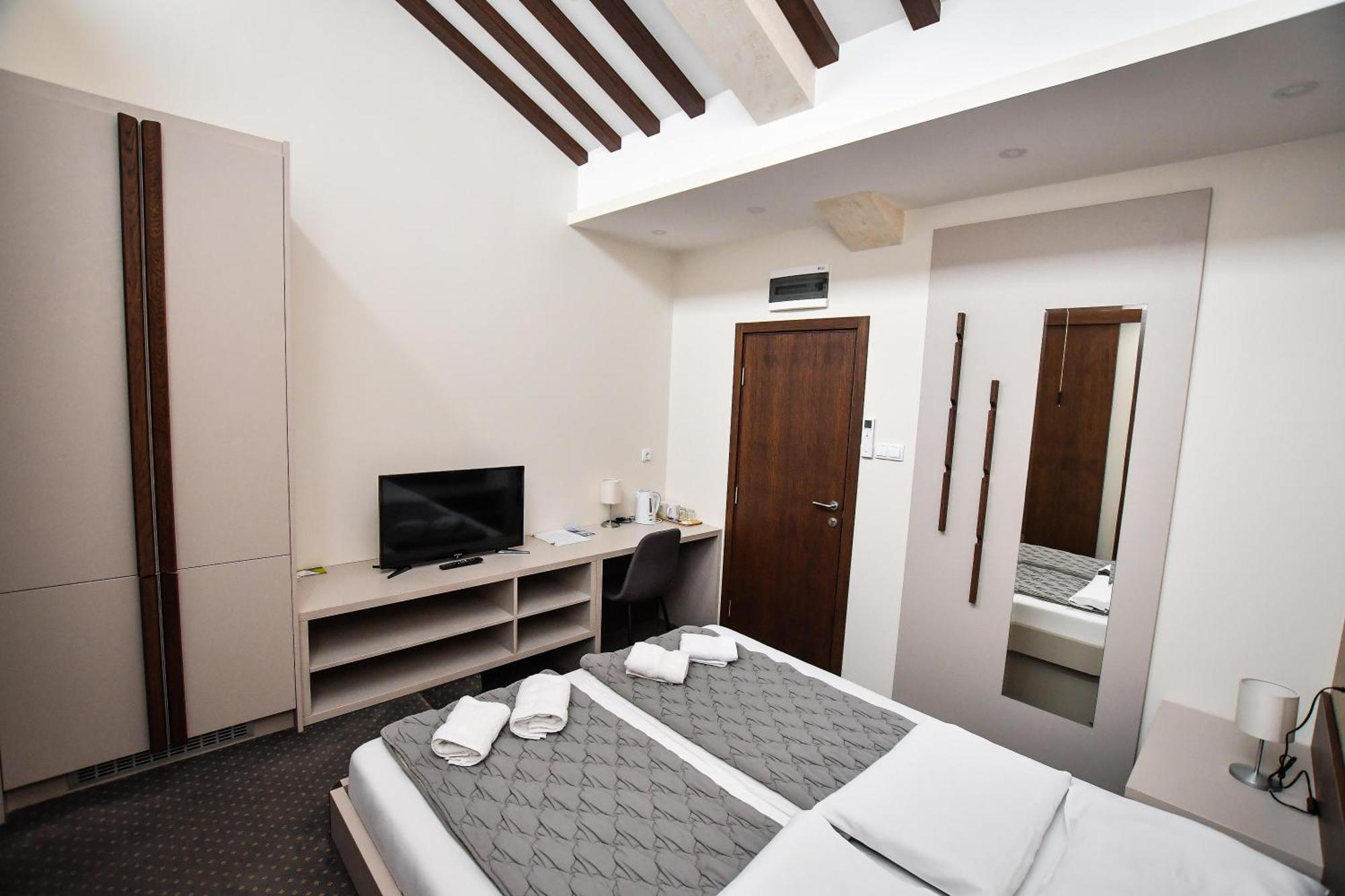 Atrijum Apartments And Rooms クラドヴォ エクステリア 写真