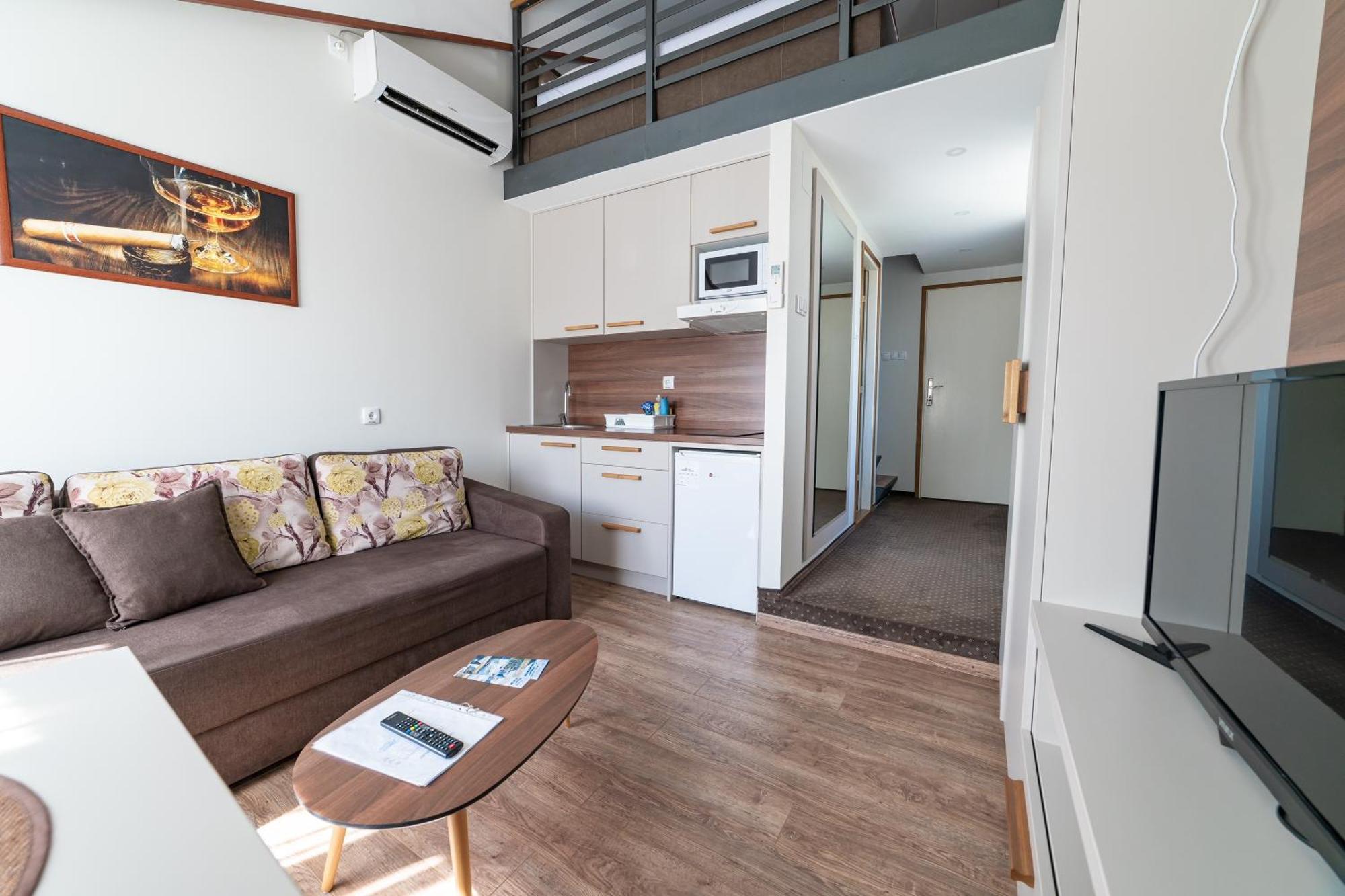 Atrijum Apartments And Rooms クラドヴォ エクステリア 写真