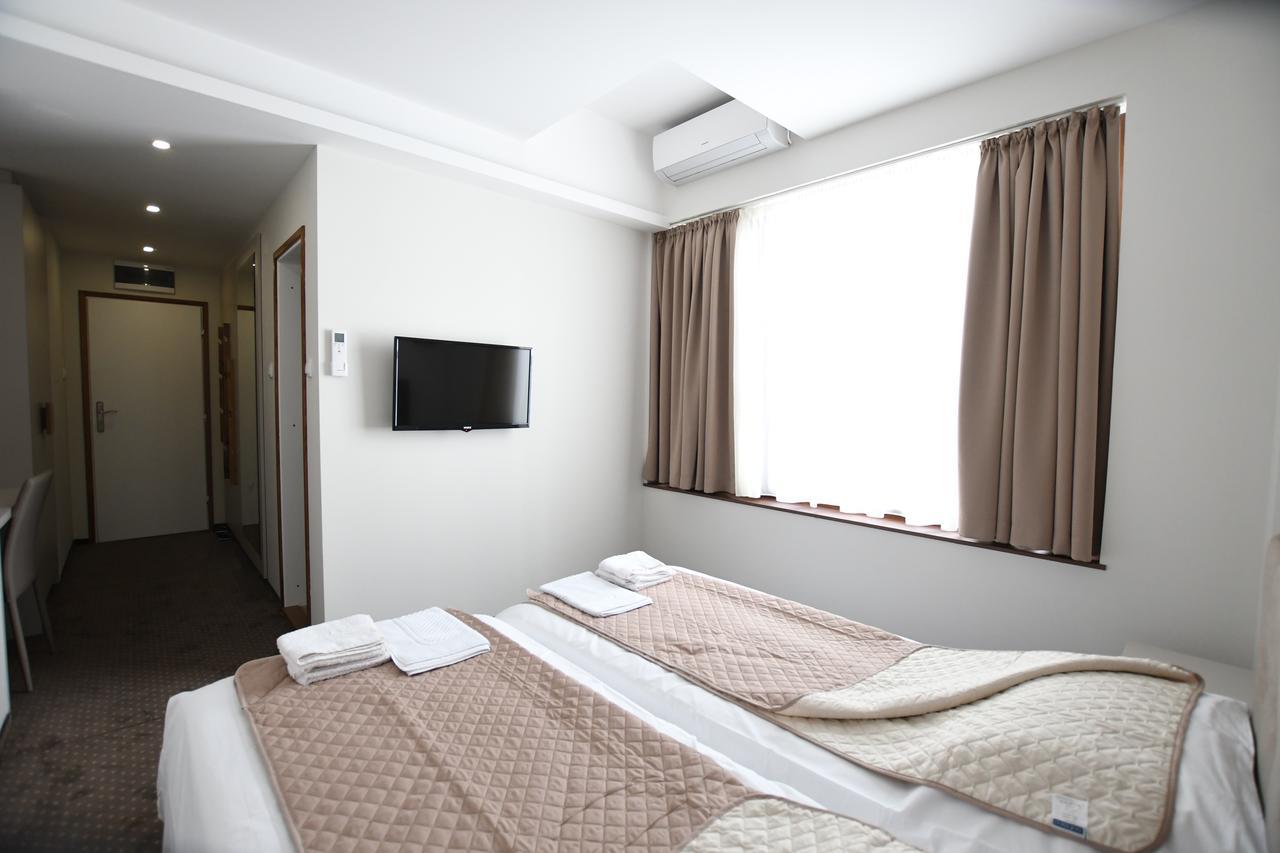 Atrijum Apartments And Rooms クラドヴォ エクステリア 写真
